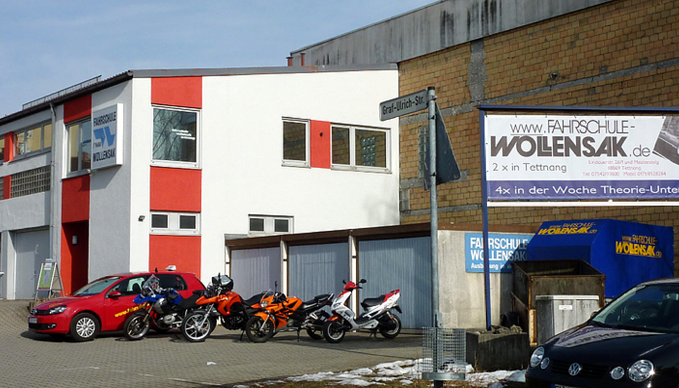 Gebäude und Fahrzeuge der Fahrschule Wollensak in Tettnang