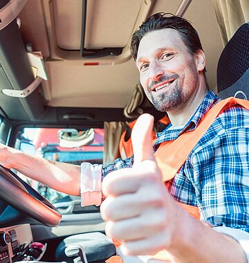 Fröhlicher LKW-Fahrer mit Daumen hoch