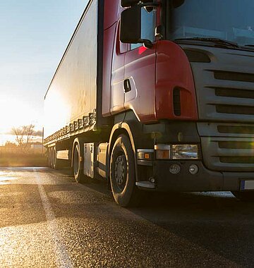 Roter LKW beim Sonnenuntergang 