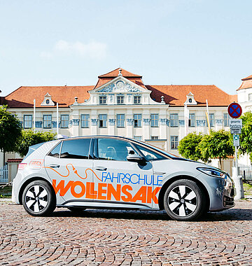 Fahrschulauto vor dem Schloss Monfort in Tettnang