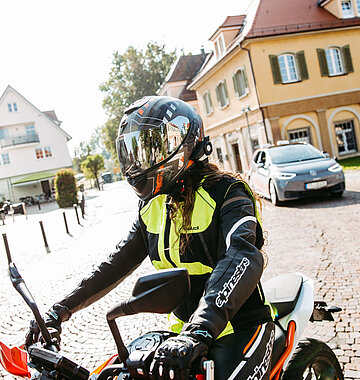 Motorradfahrstunde mit Fahrschüler und Fahrlehrer