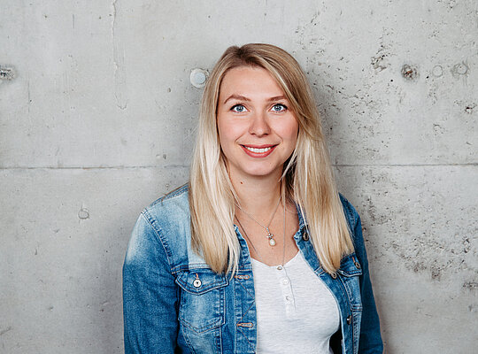 Portrait von Fahrlererin der Fahrschule Wollensak