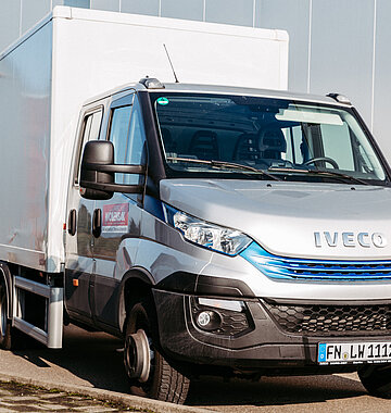 Fahrschul LKW steht vor der Fahrschule Wollensak