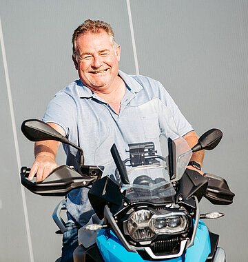 Fahrschulleiter auf Motorrad 